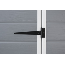 Čierny záves v tvare T na sivých drevených dverách