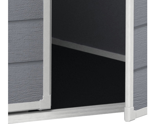 Detailný pohľad na záhradný domček s otvorenými dverami