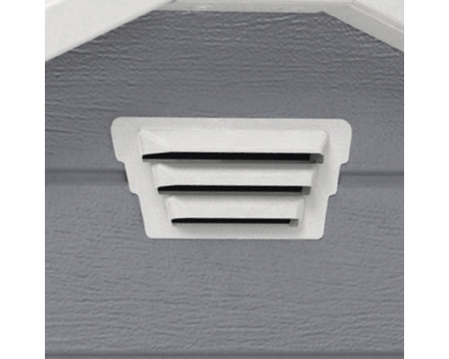 Detailný pohľad na vetranie štítu na budove, ktoré slúži na vetranie podkrovia