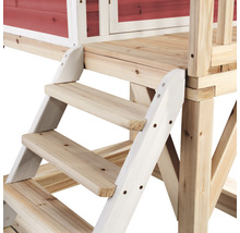 Detail drevených schodov vedúcich do hracieho domčeka.