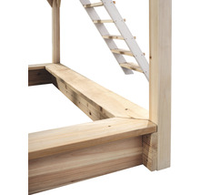 Detailný pohľad na drevený hrací domček s rebríkom