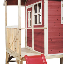 Drevený domček na hranie so šmykľavkou a verandou.