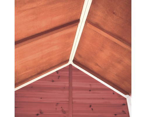 Vnútorný pohľad na záhradný domček s drevenými stenami a konštrukciou strechy