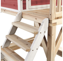 Detail drevených schodov vedúcich do detského domčeka.