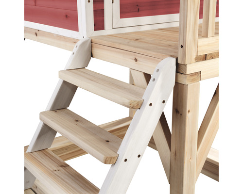 Detail drevených schodov vedúcich do detského domčeka.