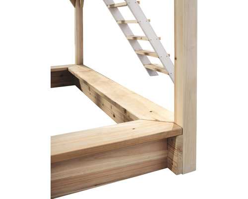 Detailný pohľad na hraciu vežu z dreva s rebríkom