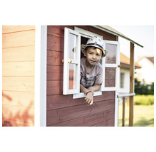 Dieťa sa pozerá z okna hracieho domčeka