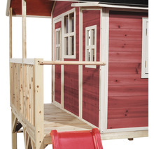 Hrací domček so šmykľavkou a drevenou verandou