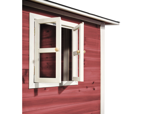 Detail záhradného domčeka s otvoreným oknom