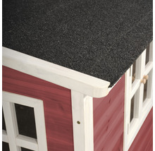 Detailný pohľad na domček na hranie s lepenkou a oknom