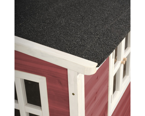 Detailný pohľad na domček na hranie s lepenkou a oknom