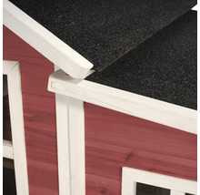 Detailný pohľad na herný domček s drevenou fasádou a bitúmenovou strechou