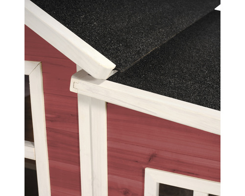 Detailný pohľad na herný domček s drevenou fasádou a bitúmenovou strechou