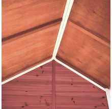 Vnútorný pohľad na drevený záhradný domček so strechou