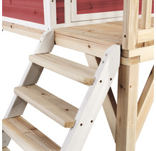 Detailný pohľad na drevené schodisko vedúce do detského domčeka.