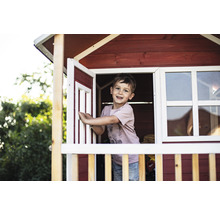 Chlapec v drevenom domčeku s oknom a dverami