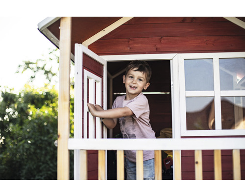 Chlapec v drevenom domčeku s oknom a dverami