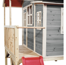 Drevený hrací domček so šmýkačkou a oknami