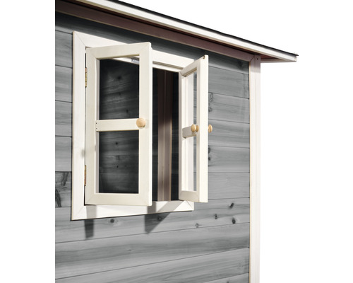 Detail otvoreného dreveného okna na záhradnom domčeku