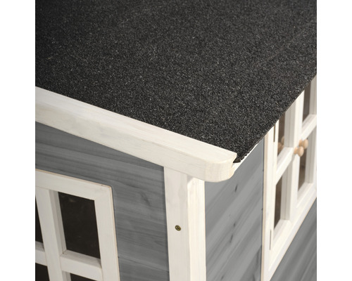 Detail strechy dreveného záhradného domčeka s oknami