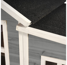 Detailný pohľad na strechu dreveného hracieho domčeka s bitúmenovými šindľami