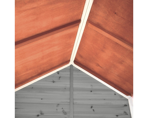 Vnútorný pohľad na drevený záhradný domček so strechou