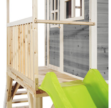 Detailný pohľad na domček na hranie so šmýkačkou a drevenou konštrukciou