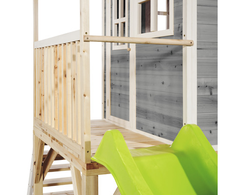 Detailný pohľad na domček na hranie so šmýkačkou a drevenou konštrukciou