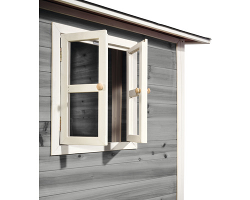 Detail herného domčeka s otvoreným oknom