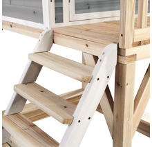 Detailný pohľad na drevené schody vedúce do hracieho domčeka.