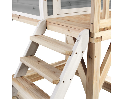 Detailný pohľad na drevené schody vedúce do hracieho domčeka.