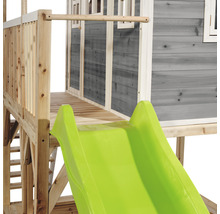 Detailný pohľad na hraciu vežu so šmýkačkou