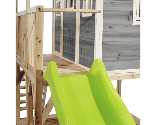 Detailný pohľad na hraciu vežu so šmýkačkou