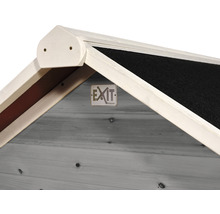 Detailný pohľad na drevený dom so strechou a logom spoločnosti