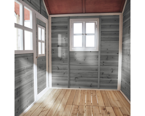 Interiér dreveného hracieho domčeka s oknom a drevenou podlahou