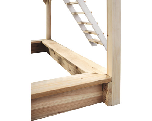 Detailný pohľad na hernú vežu s dreveným rámom a rebríkom