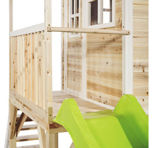 Detailný pohľad na detský domček z dreva so šmýkačkou