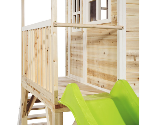 Detailný pohľad na detský domček z dreva so šmýkačkou