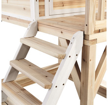 Detail drevených schodov pri hracej chatke