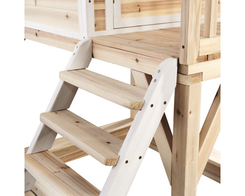 Detail drevených schodov pri hracej chatke