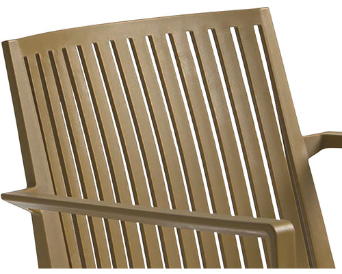 Detailný pohľad na operadlo záhradnej stoličky s podrúčkou