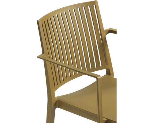 Detailný pohľad na kreslo s plastovým rámom a zvislými lamelami v operadle.