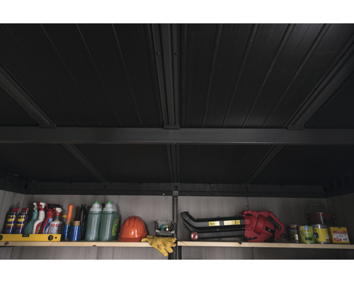 Polica so záhradným náradím a nástrojmi v záhradnom domčeku