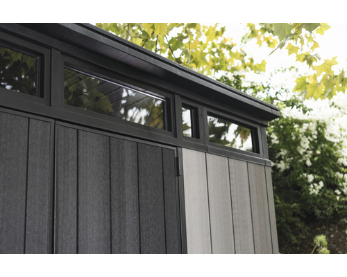 Detailný pohľad na záhradný domček s oknami v hornej časti.