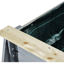 Detailný pohľad na vyvýšený záhon s ochrannou textíliou