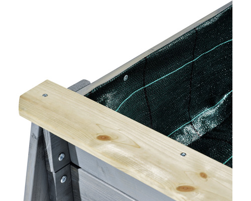 Detailný pohľad na vyvýšený záhon s ochrannou textíliou