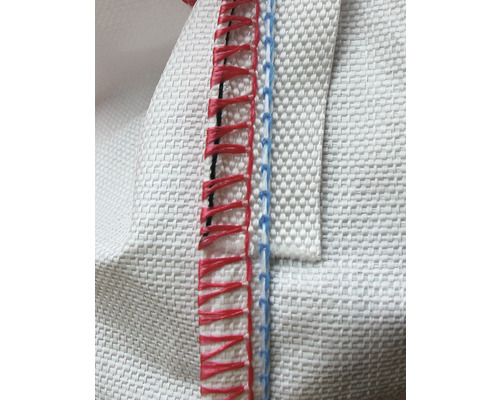 Detailný pohľad na tkanú tašku s farebnými švami