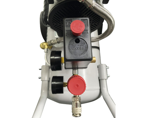 Detailný pohľad na kompresor s regulátorom tlaku a manometrom