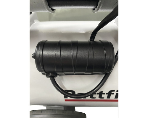 Detail čierneho kondenzátora na kompresore