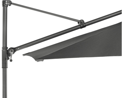 Detailný pohľad na slnečník s kovovým rámom a látkovým poťahom